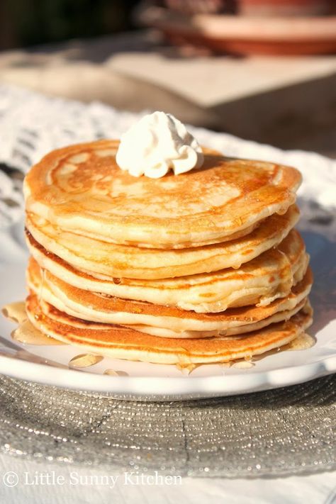 This is a basic, no-fail recipe. Made with basic ingredients that you can always find in your kitchen. These classic, simple, light, soft and fluffy pancakes are not too sweet and are lightly scented with vanilla. One tablespoon of baking powder does the trick, you get fluffy pancakes that aren’t hard or flat and do...Read More » Classic Pancakes, Classic Pancake Recipe, Best Pancake Recipe, Pancake Syrup, Pancake Recipe Easy, Pancakes Easy, What's For Breakfast, Pancakes And Waffles, Breakfast Time