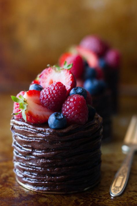 Mini Double Chocolate Berry Cakes - The Kitchen McCabe Berry Cakes, Bridal Shower Desserts, Cake Mini, Shower Desserts, Individual Desserts, Food Chocolate, Berry Cake, Rich Chocolate Cake, Small Desserts