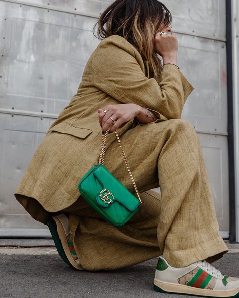 Green Bags Outfits, Gucci Marmont Mini Outfit, Gucci Marmont Super Mini Outfit, Gucci Screener Sneaker Outfit, Gucci Marmont Outfit, Gucci Bag Outfit Street Styles, Flap Bag Outfit, Woc Outfit, Gucci Screener Sneakers