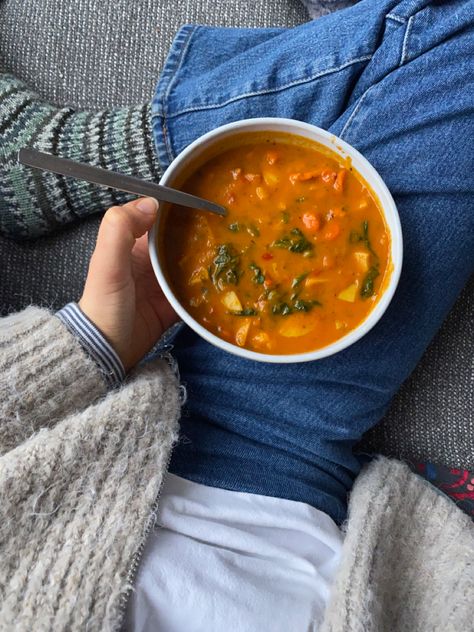 Soup Season Aesthetic, Cozy Meals Healthy, Autumn Meals Aesthetic, Winter Healthy Food, Cozy Lunch Ideas, Homecooked Meals Aesthetic, Stew Aesthetic, Healthy Dinner Aesthetic, Soup Aesthetic