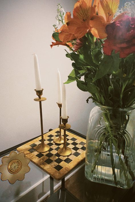 Side table styling decor aesthetic checkered flowers vintage checker board Makeup Booth, Tray On Coffee Table, Checkerboard Table, Glass Side Table, Thrift Inspo, Checker Board, Glass Side Tables, Glass Cakes, Checker Print