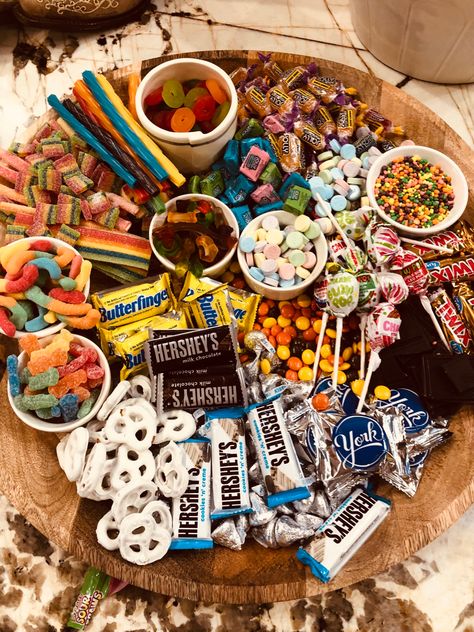 Candy Charcuterie Board Ideas, Candy Platter, Candy Charcuterie Board, 80s Candy, Candy Charcuterie, Reeses Candy, Hershey Cookies, Candy Board, Charcuterie Board Ideas