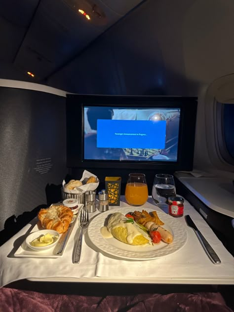 Airport Food Snapchat, Food In Airplane, Airport Breakfast, First Class Plane, Plane Aesthetic, Airport Food, Airplane Food, Plane Food, Airplane Photos