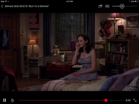 Rory's sophomore (junior?) dorm Rory Gilmore Dorm Room, Rory Gilmore Bedroom Ideas, Rory Gilmore Dorm, Rory Gilmore Bedroom, Rory Gilmore Room, Rory Gilmore Yale, Yale Dorm, Rory Room, Gilmore Core