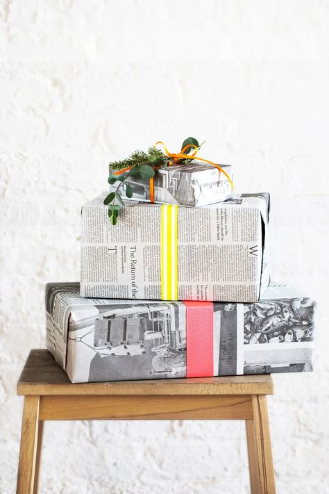 Gift Wrapping Ideas For Boyfriend, How To Wrap Presents, Cute Gift Wrapping, Cute Gift Wrapping Ideas, Newspaper Wrapping, Handmade Wrapping Paper, Potato Stamp, Diy Wrapping Paper, Recycled Wrapping Paper