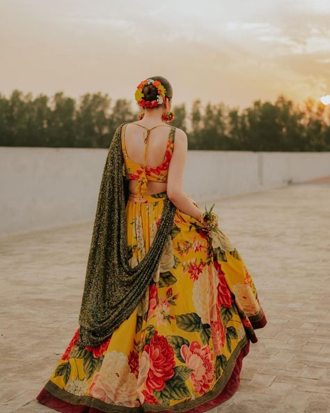 This bride wore a fern green & yellow lehenga with a blooming bun on her mehendi ceremony. Opting for a breezy silhouette for the lehenga, she carried a sequin green dupatta to add that gilded charm to her outfit! Pc: sara idrees #lehenga #pakistanifashion #indianwedding #bride #indianbride Haldi Dress For Bride, Haldi Ceremony Outfit, Haldi Dress, Haldi Outfits, Sabyasachi Bride, Haldi Outfit, Floral Lehenga, Yellow Lehenga, Indian Bridal Lehenga