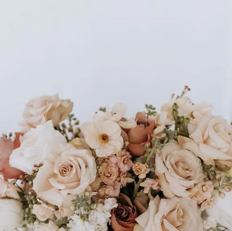 Today's Bride Magazine on Instagram: "Let's put things in neutral for a minute. Why? Because neutrals can be gorgeous! Wedding coordinator @ashley.forsyth.designs Dress: @featherandpearlbeautifulthings Decor: @special_event_rentals Model: @neevemolloy_ Stationery: @evelyn.laibaker Venue: @parkhillstudios Photographers: @ridgetownphotography @shannonfordphoto Florals: @wildfloraandco Design & Coordination: me! #todaysbridemag #todaysbride #neutralwedding #neutraldecorideas #tablescape #flower White And Neutral Wedding Florals, Wedding Bouquets Neutral Colors, Cream Wedding Florals, Brown Neutral Wedding Theme, Neutral Florals Wedding, Neutral Wedding Flowers Centerpieces, Neutral Boutonniere, Neutral Floral Arrangements, Neutral Wedding Color Palette