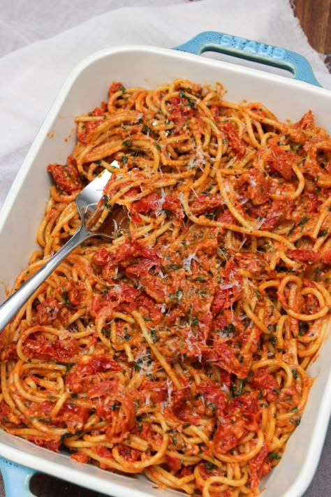 An easy and delicious sun dried tomato basil spaghetti bake recipe that you can make in just one pan in about 35 minutes! Sun Dried Tomato Spaghetti, Spaghetti Bake Recipe, Tomato Basil Spaghetti, Basil Spaghetti, Bake Pasta, Food Spaghetti, Tomato Spaghetti, Spaghetti Bake, Baked Spaghetti Recipe