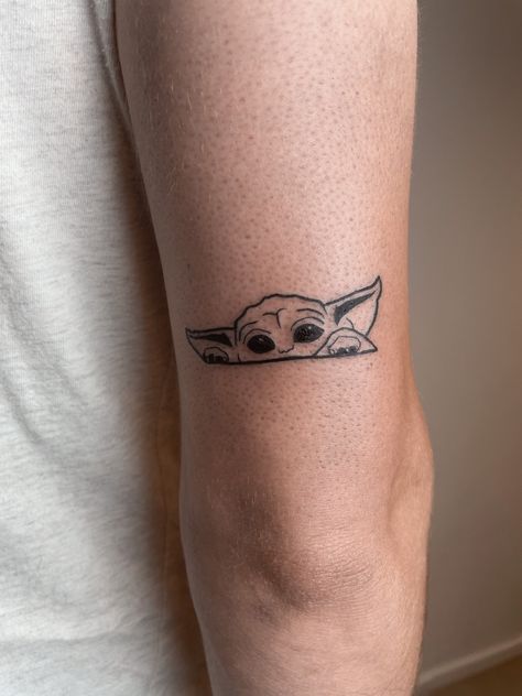 Star Wars Small Tattoo, Babyyoda Tattoo, May The Force Be With You Tattoo, Yoda Tattoo Ideas, Grogu Tattoo Ideas, Geek Tattoo Ideas, Star Wars Minimalist Tattoo, Grogu Tattoo, Baby Yoda Tattoo