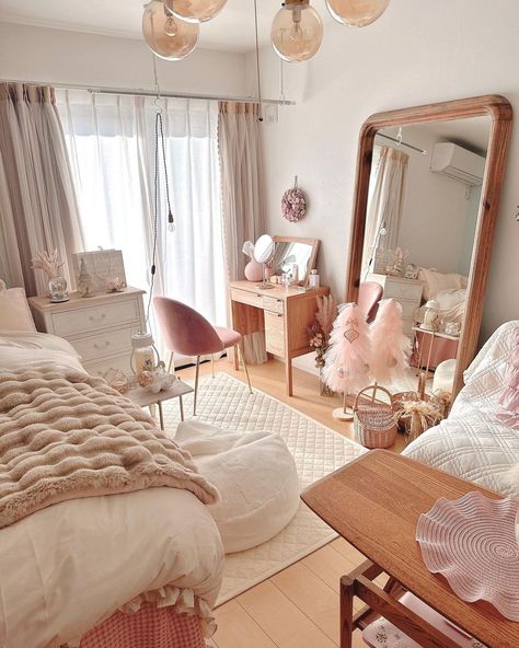 Pink And Gold Room Aesthetic, Cute Bedroom Ideas Pink, Peach Room Aesthetic, Cozy Bedroom Pink, Pink And Beige Bedroom, Cottage Couture, Preppy Teen Bedroom, Pink Teen Bedrooms, Teen Rooms