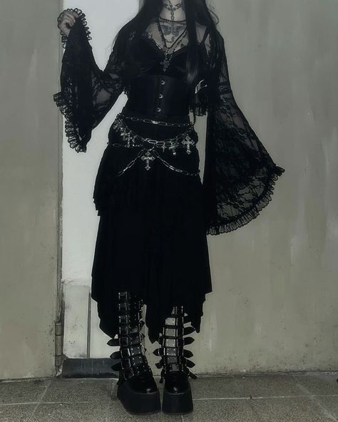 Goth Outfits Aesthetic, Trad Goth Outfits, Goth Outfit Inspo, Goth Fits, Goth Outfit Ideas, Goth Core, Goth Subculture, Goth Look, Romantic Goth