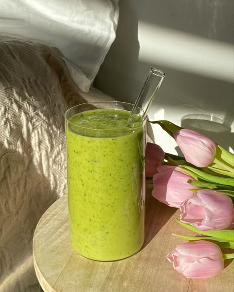 Creamy green, smoothie with spinach, mango and Matcha next to pink tulips in the sun Healthy Smoothie Aesthetic, Healthy Juice Aesthetic, Mango Smoothie Aesthetic, Healthy Girl Food, Health Visionboard, Smoothies Aesthetic, Recreation Photos, Matcha Mango, Healthy Girl Aesthetic