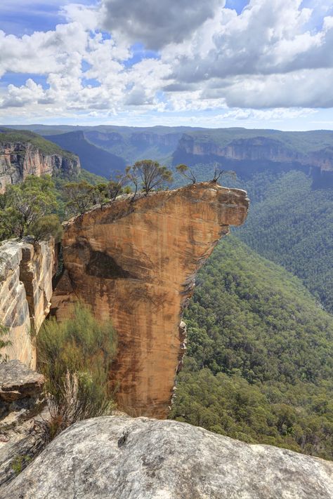 Australia, bloody hell. Blue Mountains National Park, Places In Australia, Surreal Places, Blue Mountains Australia, Hanging Rock, Australian Road Trip, Australia Visa, Australia Vacation, Visit Australia