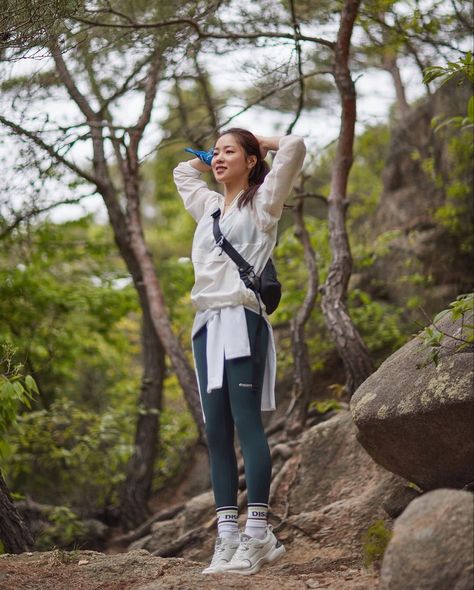 Hiking Ootd, Outfit Trekking, Hiking Picture Ideas, Spring Hiking Outfits, Camping Inspo, Song Hye Kyo Style, Fancy Casual Outfits, Trekking Outfit Women, South Korea Fashion