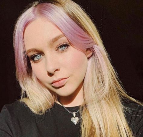 Rogue Streak With a Modern Twist Is The Latest '90s Hair Trend Approved by Celebs - Page 6 of 7 - VIVA GLAM MAGAZINE™ Pink Money Piece, Rogue Hair, Pink Hair Streaks, Pink Money, Split Dyed Hair, Pink Blonde Hair, Hair Color Streaks, Money Piece, Hair Streaks