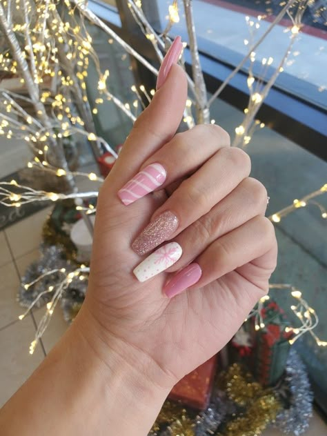 Acrylic Nail Christmas, Nail Christmas Design, Winter Nail Design, Almond Nails Pink, Nail Christmas, Christmas Gel, Vintage Nails, Winter Nails Acrylic, Christmas Nails Easy