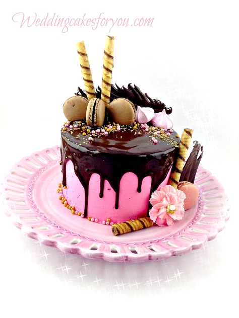 Chocolate ganache drip cake with pink buttercream, french macaroons and candy embellishments at weddingcakesforyou.com Ganache Drip Cake, Chocolate Ganache Drip Cake, Fondant Christmas Cake, Chocolate Ganache Drip, Shoes Tutorial, Vintage Pasta, Ganache Drip, Pink Buttercream, Cake Filling Recipes