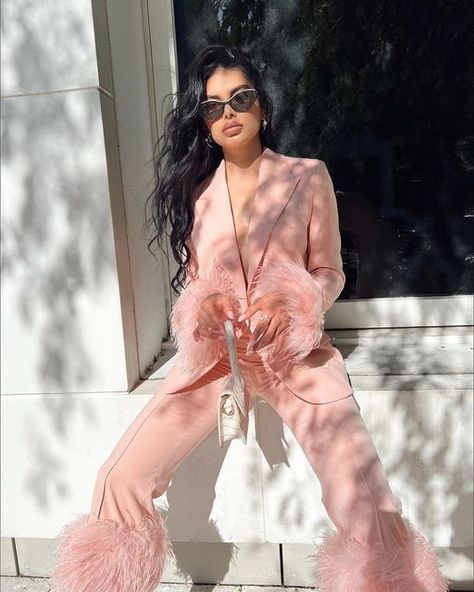 NADINE MERABI on Instagram: "It’s a Summer Vibe 💖 @ninoskavasqueza // Get the look, shop MARGOT Blush on our site - link in bio 💫 #newin #styleinspo" Graduation Outfit Ideas Hijab, Suits For Women Prom, Feather Clothing, Women Pants Suits, Outfit Ideas Hijab, Plus Size Outfits For Work, Graduation Outfit Ideas, Formal Coat, Mode Zara