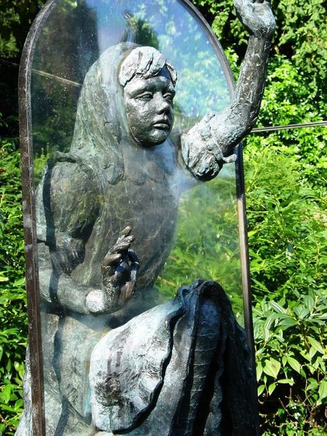 Alice in Wonderland statue in London. Mirror Sculpture, Cemetery Art, Wow Art, Through The Looking Glass, Sculptures & Statues, Pics Art, The Shape, Art Sculpture, Graveyard