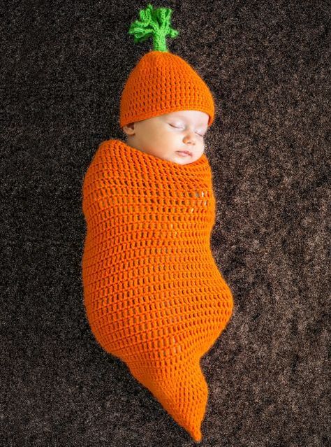 infant halloween costume, cute carrot Vom Avea Un Copil, Newborn Halloween Costumes, Party City Costumes, Crochet Cocoon, Crochet Baby Cocoon, Newborn Halloween, Baby Kostüm, Baby Cocoon