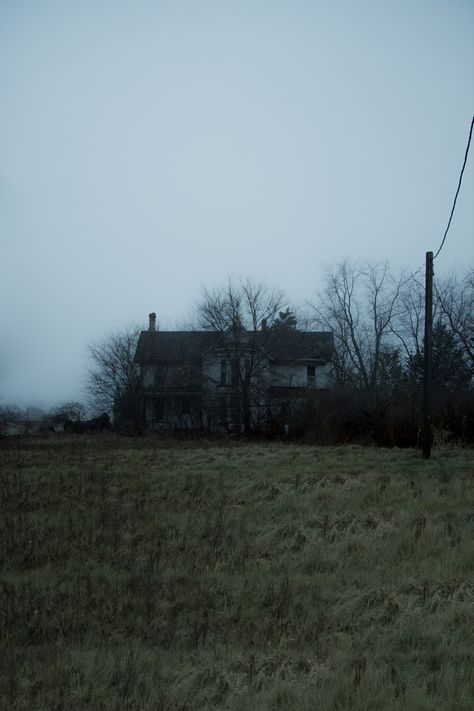 Creepy Places Aesthetic, Abandoned Town Aesthetic, Abandoned House Aesthetic, Abandoned Places Aesthetic, American Gothic Aesthetic, Raven Core, Isolated House, Style Categories, Creepy Old Houses