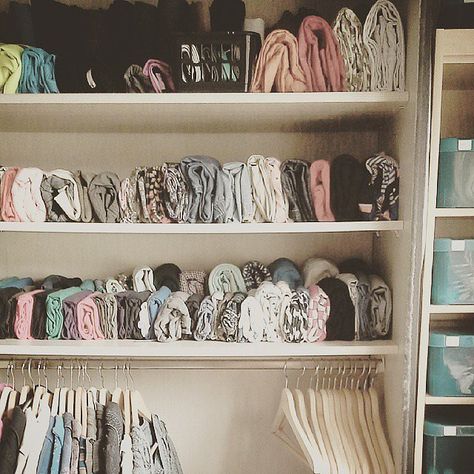 Check out 25 examples of the KonMari method at work, and see if you aren't a little inspired to take a turn at organizing your own home Konmari Organizing, Marie Kondo Organizing, Organiser Son Dressing, Konmari Method, Marie Kondo, Home Organisation, Organize Declutter, Folding Clothes, Tidy Up