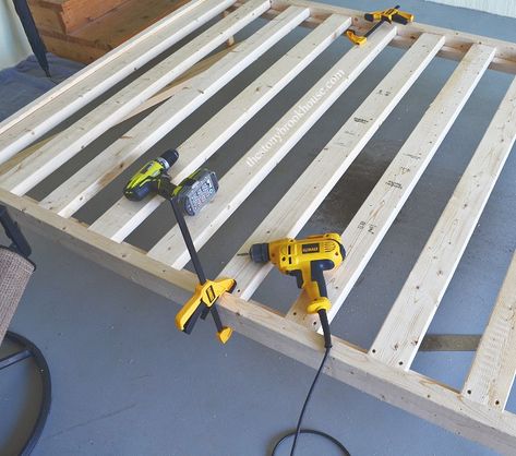 Queen Bed Frame Diy, Pallet Outdoor Furniture, Diy Bed Frame Easy, Wood Bed Frame Diy, Easy Bed, Pallet Bed Frames, Diy Bed Headboard, Simple Bed Frame, Diy Platform Bed