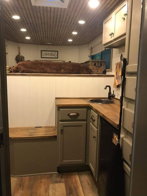 Gooseneck Trailer Interior, Gooseneck Enclosed Trailer Camper, Lq Horse Trailer Remodel, Horse Box Conversion Interior, Horse Trailer Redo, Gooseneck Horse Trailer Conversion, Gooseneck Trailer Ideas, Gooseneck Horse Trailer Living Quarters Diy, Diy Weekender Horse Trailer