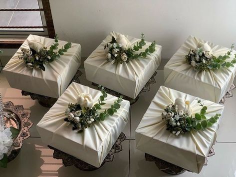 Hidden Hantaran Ideas, Dulang Hantaran Ideas, Hidden Hantaran, Nikah Decor, Wedding Gift Hampers, Creative Wedding Gifts, Bridal Gift Wrapping Ideas, Dream Wedding Decorations, Malay Wedding