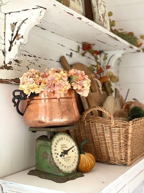 Vintage Scales Decor Display Kitchen, Vintage Kitchen Scale Decor Ideas, Vintage Scales Decor Display, Vintage Scale Decor, Decorating With Vintage Items, Country Style Farmhouse, Vintage Home Decor Antiques, Gentle Life, Decorating With Antiques