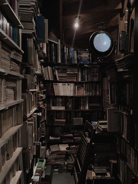 Old Home Library, Sketch Ideas Dark, Old Dark Academia, Room Ideas Dark Academia, Library Aesthetic Dark, Dark Academia Library Aesthetic, Goth Academia Aesthetic, Academia Room Ideas, Academia Library Aesthetic