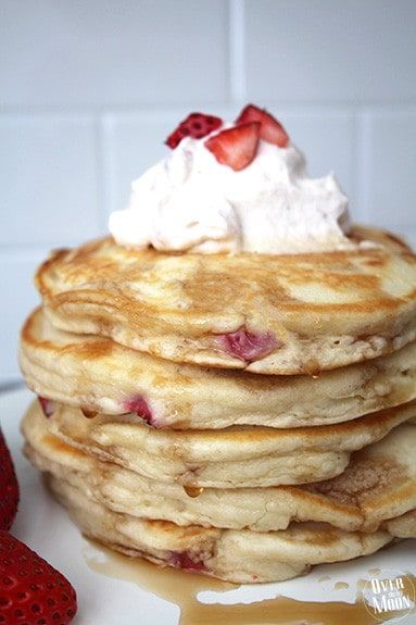 Pink Pancake, Vanilla Pancakes, Crumble Cookie Recipe, Crumble Cookie, Strawberry Pancakes, Best Pancake Recipe, Breakfast Lovers, Big Moon, Fruit Salad Recipes