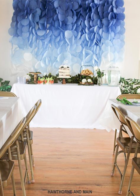 how to throw a stress free baby shower. Tips and ideas on how to be successful at the next baby shower party you help plan. Easy Baby Shower Backdrop, Baby Shower At Restaurant, Shower Tips, Main Table, Free Baby Shower, Easy Backdrops, Beach Shower, Shower Backdrop, Simple Baby Shower