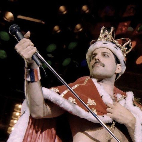 Freddie Mercury Pfp, Queen Pfp, Freddy Mercury, Queen Pictures, Queen Freddie Mercury, British Rock, Wembley Stadium, John Deacon, What To Draw