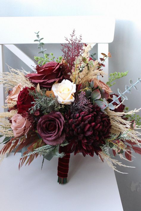 One seasonal bouquet is timeless for your winter wedding. From my love of weddings, that will complement a snowy backdrop. Collect this to your bouquet selection. English Winter Wedding, December Wedding Bouquets, Winter Bride Bouquet, Winter Wildflowers, Winter Flower Bouquet, Winter Wedding Flowers Bouquets, Wedding Floral Bouquet, Christmas Wedding Flowers, Snowy Backdrop