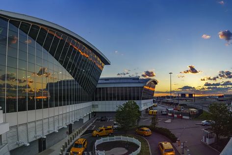 Jfk Airport New York, Airport Guide, Newark Liberty International Airport, Jfk Airport, Airport Parking, Airport Hotel, New York Aesthetic, Airport City, Horse Photos