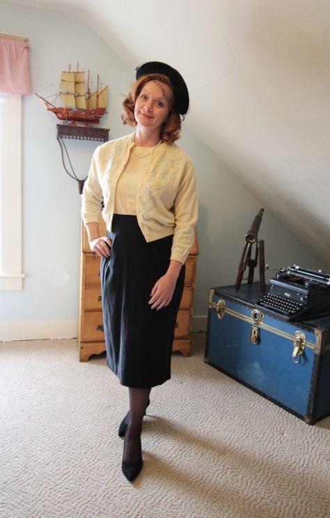 50s Outfits- 20 Ideas from Casual to Classy Midge Maisel Costume, Miriam Maisel Outfits, 50s Theme Skirt, 1950s Secretary, Marvoulous Mrs Maisel Outfits, Mrs. Maisel, Secretary Outfits, 1950s Skirt, 50s Party