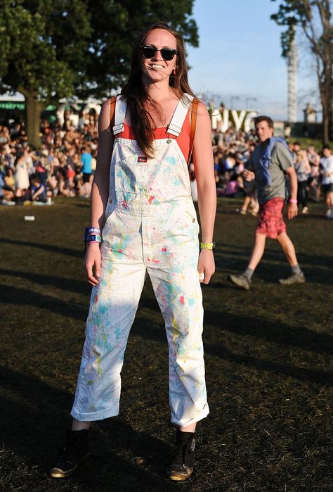 White overalls got a paint-splattered boost for a look that was one of a kind. Summer Festival Cotton Overalls, White Paint Splattered Overalls, Artist Overalls, Painter Overalls, Paint Splatter Overalls, Painted Overalls, Cochella Outfits, Governors Ball, White Overalls