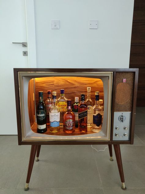 Old Tv Liquor Cabinet, Old Tv Bar, Old Tv Makeover, Vintage Tv Repurposed, Vintage Tv Bar, Recycle Old Tv, Tv Bar, Vintage Tv Stand, Vinyl Room