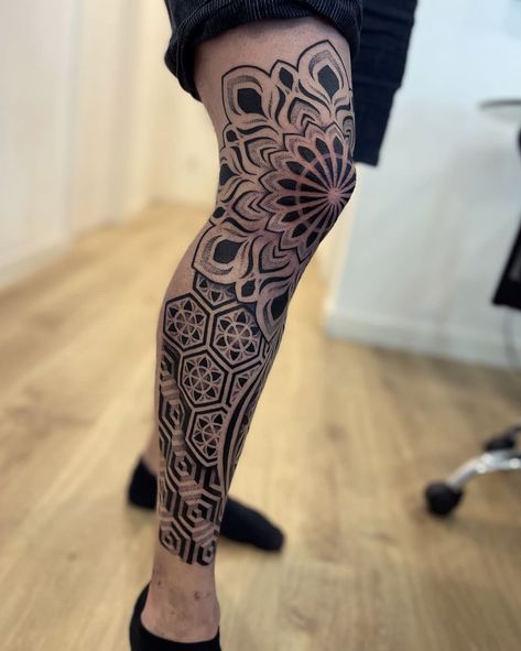 Front Leg Tattoo Men, Front Leg Tattoo, Rose Gold Tattoo, Geometric Tattoo Leg, Goose Tattoo, Band Tattoos For Men, Shoulder Sleeve Tattoos, Mandala Hand Tattoos, Polynesian Tattoo Designs