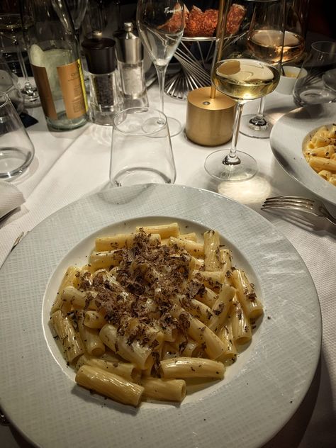 Best Truffles, Truffle Pizza, Pasta Restaurants, Truffle Pasta, Dinner In Paris, Truffle Fries, Paris Food, Dinner Restaurants, Restaurant Photos