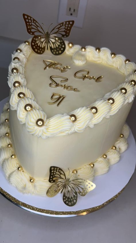 Golden Birthday Cakes, 19th Birthday Cakes, Purple Cakes Birthday, White Birthday Cakes, Girly Birthday Party, Birthday Cake Decorating Ideas, Gold Birthday Cake, Birthday Cakes For Teens, Heart Cakes