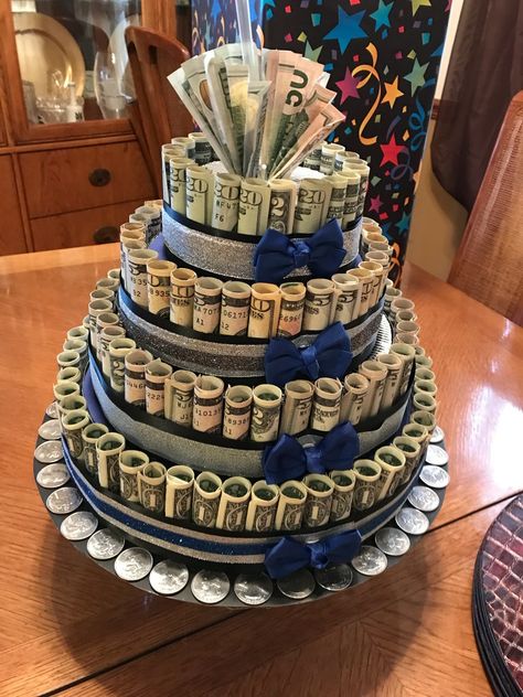 Money Wreath, Money Birthday Cake, Money Cakes, Money Creation, Birthday Cake Gif, Anniversary Crafts, Graduation Money Gifts, Diy Graduation Gifts, Anniversaire Diy