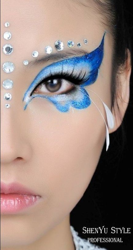 Butterfly Face Paint with Feather and Gem Accents ✖️No Pin Limits✖️More Pins Like This One At FOSTERGINGER @ Pinterest✖️ Carnaval Make-up, Obličejové Masky, Fantasy Make-up, Butterfly Face Paint, Butterfly Makeup, Butterfly Costume, Butterfly Face, Smink Inspiration, Makijaż Smokey Eye