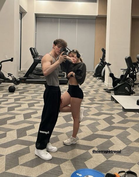 Gym Couple Poses, Couple Poses Ideas, Gym Poses, Weight Gain Workout, Gym Couple, Fit Couple, Partner Yoga, Zach Herron, Why Dont We Boys