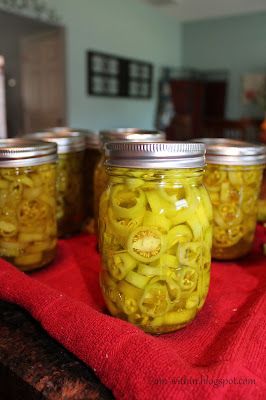 Pickled Hot Banana Peppers Recipe, Pickled Hot Banana Peppers, Canning Jalapenos, Pickle Banana Peppers Recipe, Canning Hot Peppers, Canning Banana Peppers, Hot Banana, Recipes With Banana Peppers, Sweet Banana Peppers