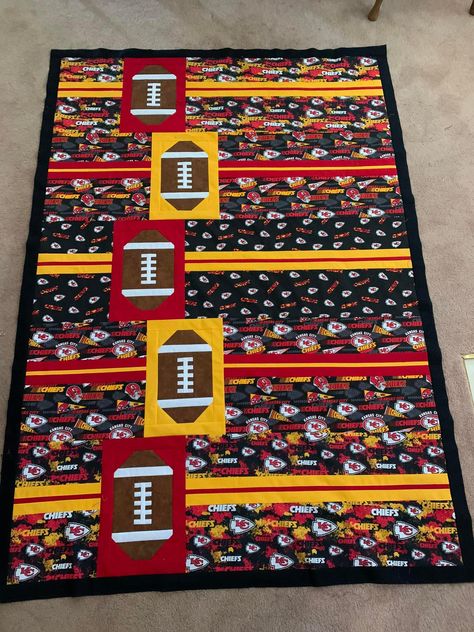 Chiefs Quilt, American Quilts Patterns, Baby Quilt Patterns Easy, Football Quilt, Homemade Business, Sports Quilts, Jelly Roll Quilt Patterns, Homemade Quilts, Plaid Quilt