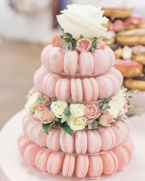 Macaroon Cake Tower, Simple Garden Party Bridal Shower, Crossaint Brunch Ideas, Macaron For Wedding, Easy Pink Cupcake Ideas, French Elegant Wedding, Dessert Table Macarons, Pink Wedding Dessert Table, Bridal Brunch Cake Ideas