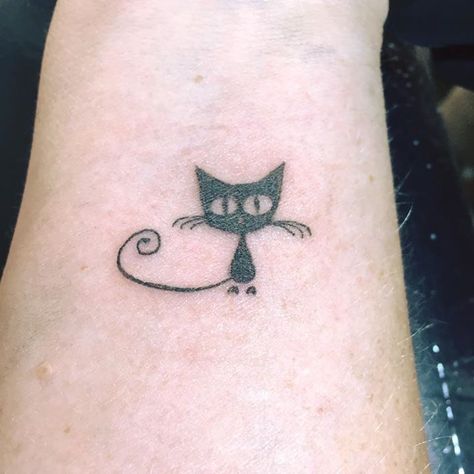 1 X 1 Tattoo, Around The Ear Tattoo, Cute Small Tats, Old Fashioned Tattoo, Small Black Cat Tattoo Simple, Hipbone Tattoo, Funky Tattoo Ideas, Funny Black Cat Tattoo, Small Easy Tattoos