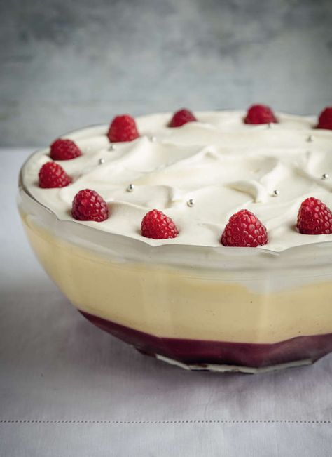 Raspberry Jelly Trifle: a classic childhood dessert that retains it's deliciousness in adulthood. Trifle With Jelly, Jelly Trifle, Trifle Ideas, Innocent Smoothie, Trifle Recipes Easy, Raspberry Trifle, Raspberry Puree, Raspberry Jelly, Jelly Desserts